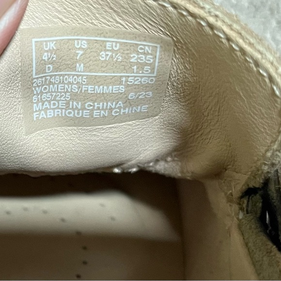 Clarks Women’s size 7 flat/loafer, tan suede, worn once - Picture 5 of 7